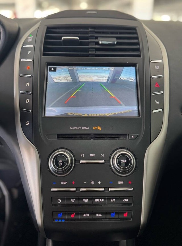 Lincoln MKC Vehicle Full-screen Gallery Image 19