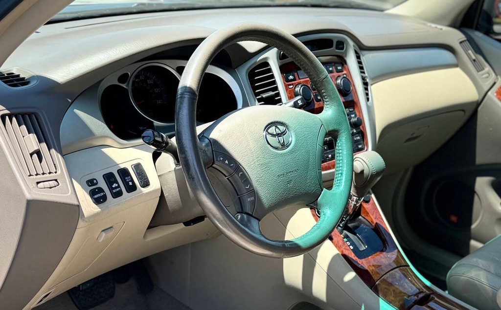 Toyota Highlander Hybrid Vehicle Full-screen Gallery Image 09