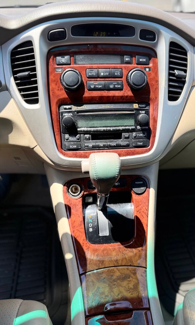 Toyota Highlander Hybrid Vehicle Full-screen Gallery Image 11