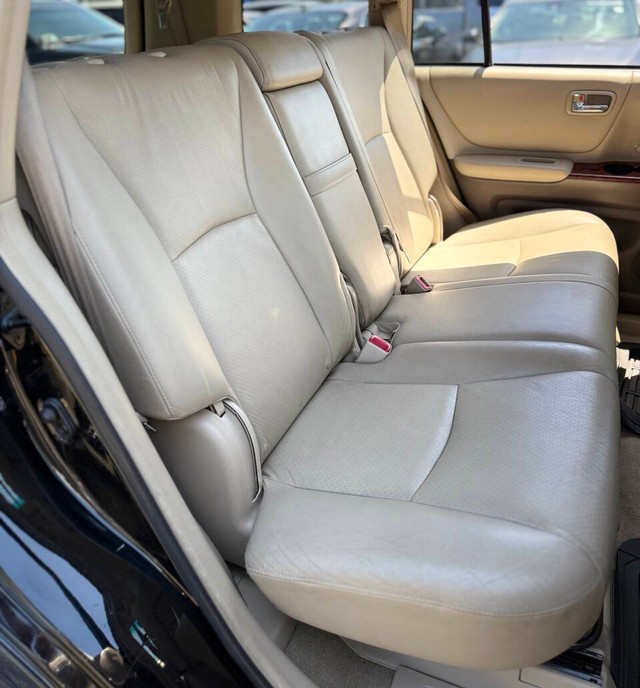 Toyota Highlander Hybrid Vehicle Full-screen Gallery Image 14