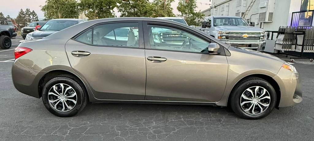 Toyota Corolla Vehicle Full-screen Gallery Image 03