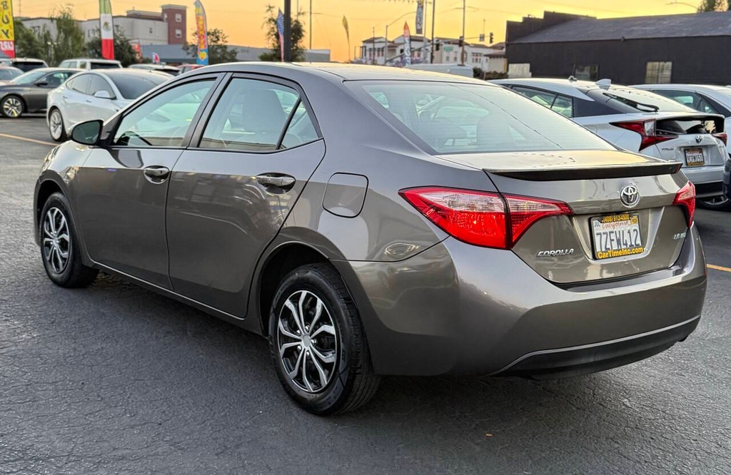 Toyota Corolla Vehicle Full-screen Gallery Image 09
