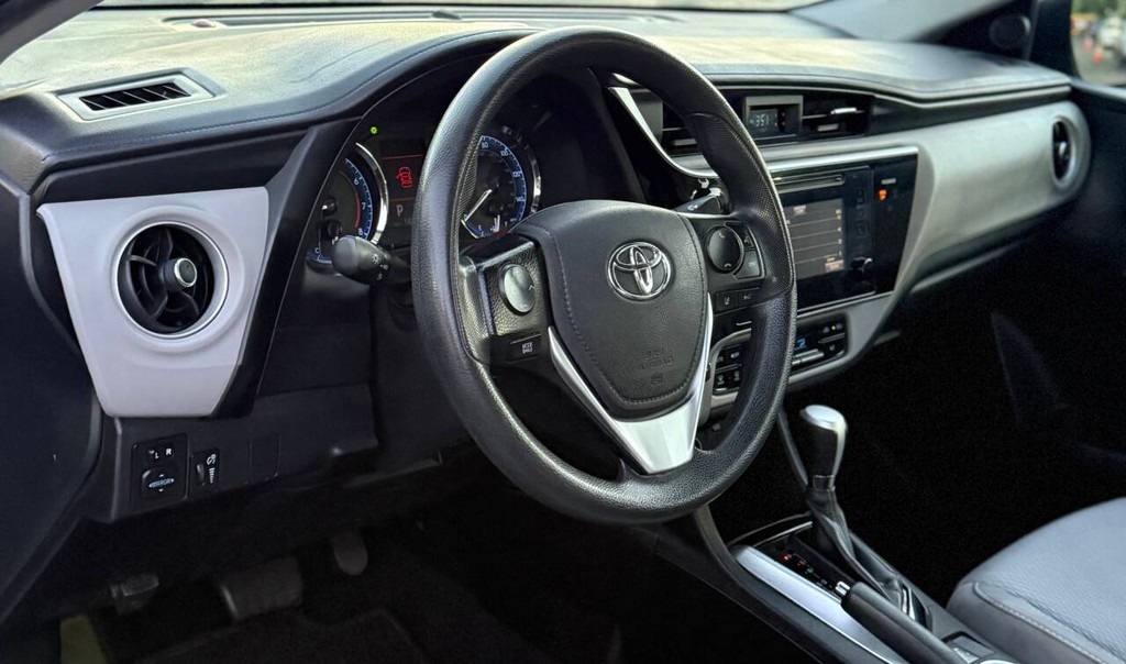 Toyota Corolla Vehicle Full-screen Gallery Image 10