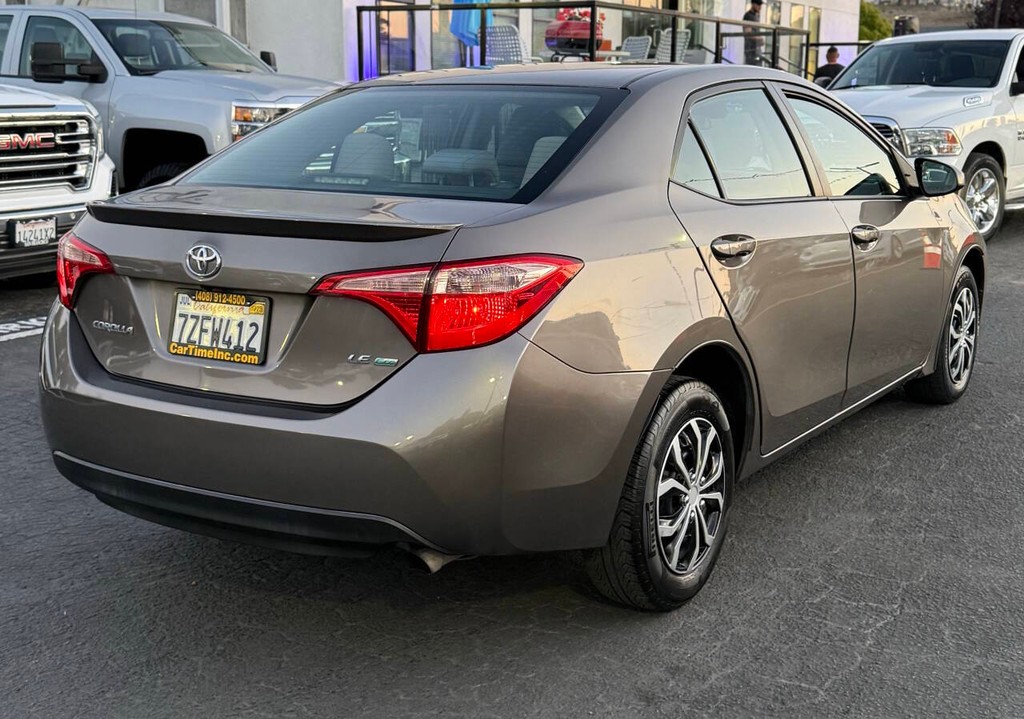 Toyota Corolla Vehicle Full-screen Gallery Image 11
