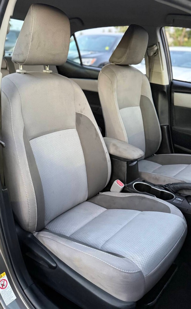 Toyota Corolla Vehicle Full-screen Gallery Image 15