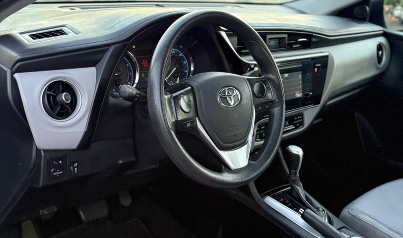 Toyota Corolla Vehicle Full-screen Gallery Image 10