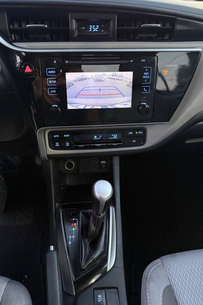 Toyota Corolla Vehicle Full-screen Gallery Image 12