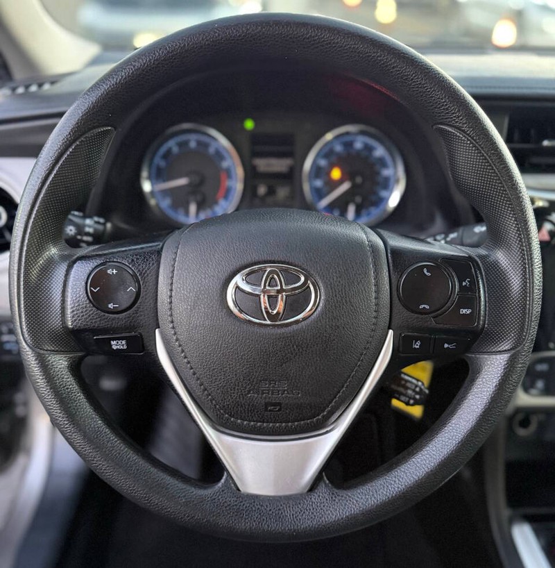 Toyota Corolla Vehicle Full-screen Gallery Image 13