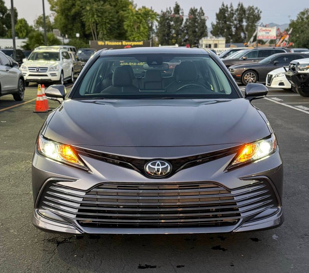 Toyota Camry Vehicle Full-screen Gallery Image 02
