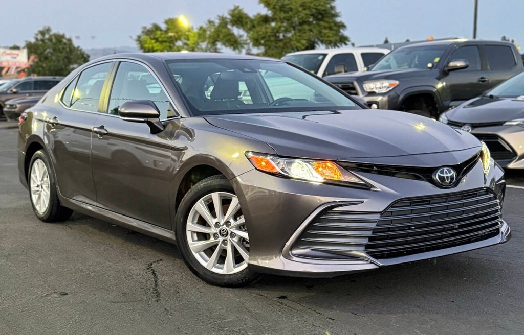 Toyota Camry Vehicle Full-screen Gallery Image 03