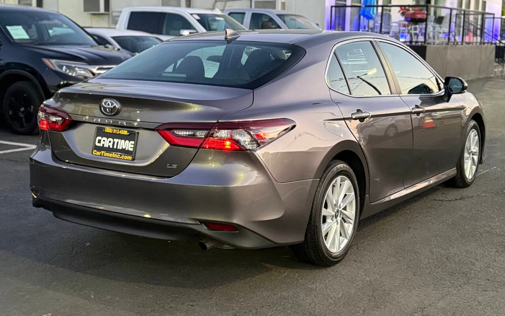 Toyota Camry Vehicle Full-screen Gallery Image 05