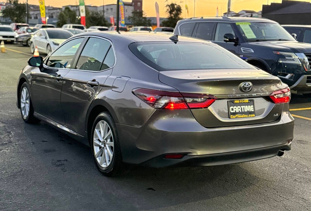Toyota Camry Vehicle Full-screen Gallery Image 08