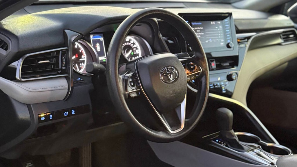 Toyota Camry Vehicle Full-screen Gallery Image 10
