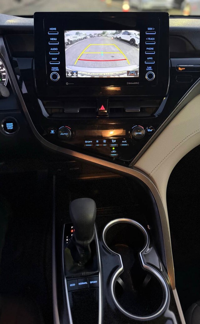 Toyota Camry Vehicle Full-screen Gallery Image 12