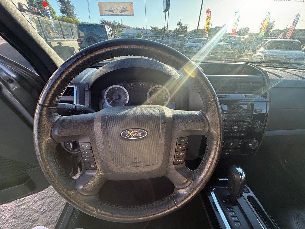 Ford Escape Vehicle Full-screen Gallery Image 09