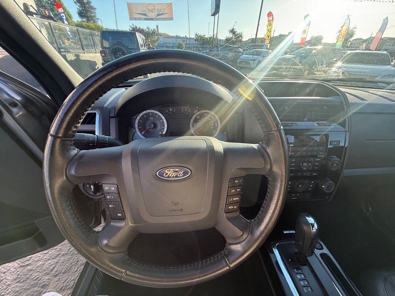 Ford Escape Vehicle Full-screen Gallery Image 09