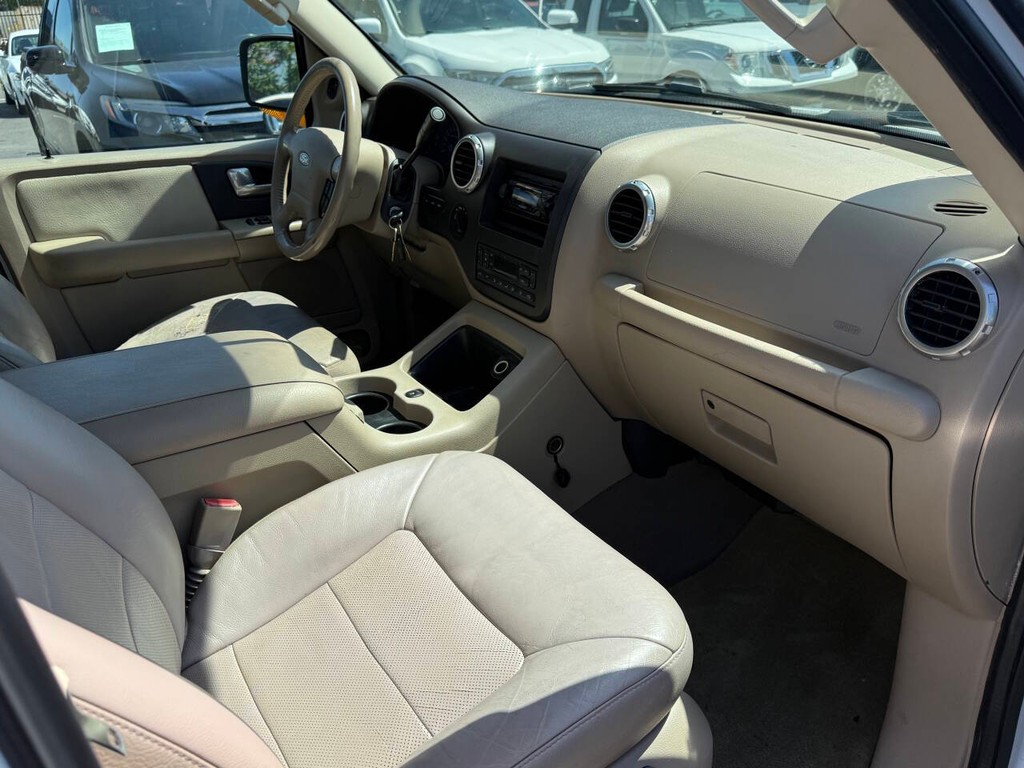 Ford Expedition Vehicle Full-screen Gallery Image 09