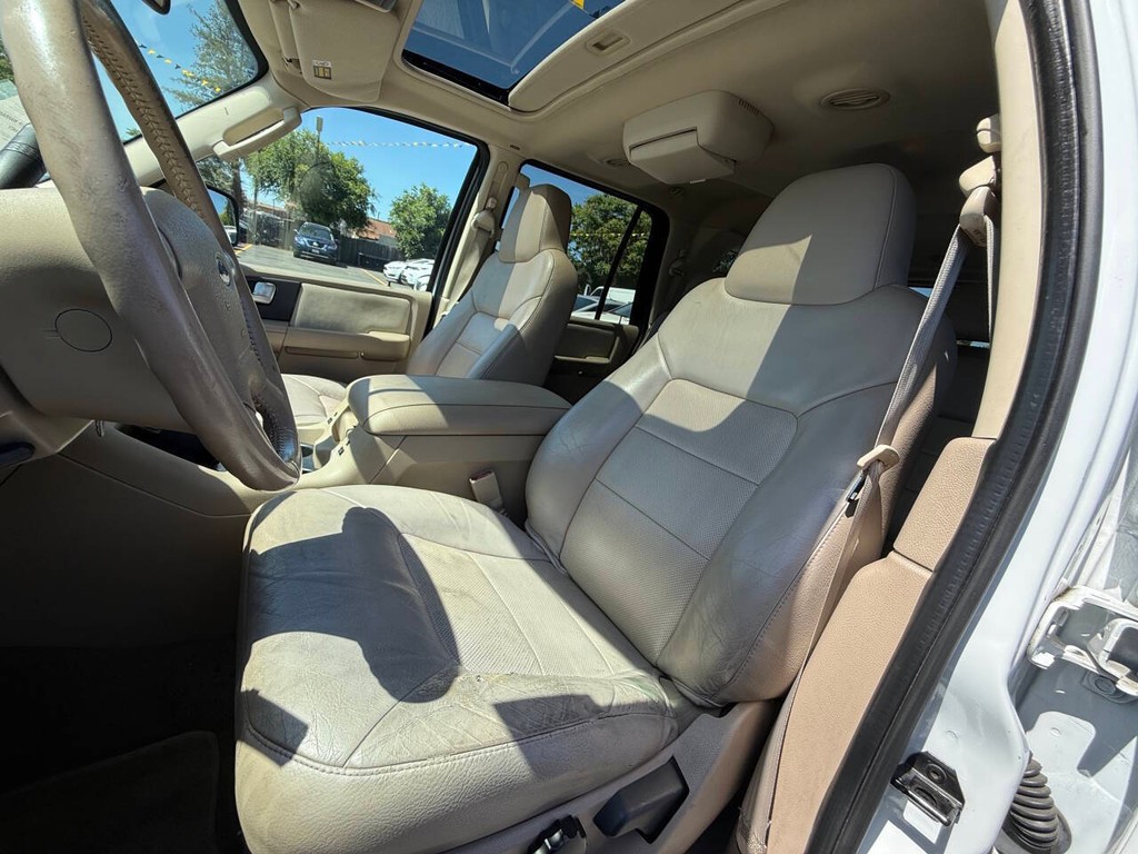 Ford Expedition Vehicle Full-screen Gallery Image 10