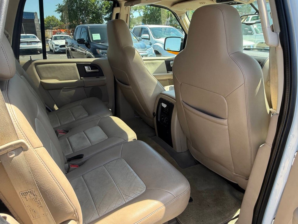 Ford Expedition Vehicle Full-screen Gallery Image 11