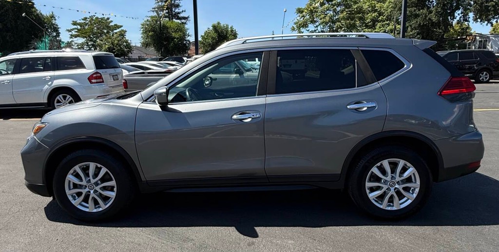 Nissan Rogue Vehicle Full-screen Gallery Image 03