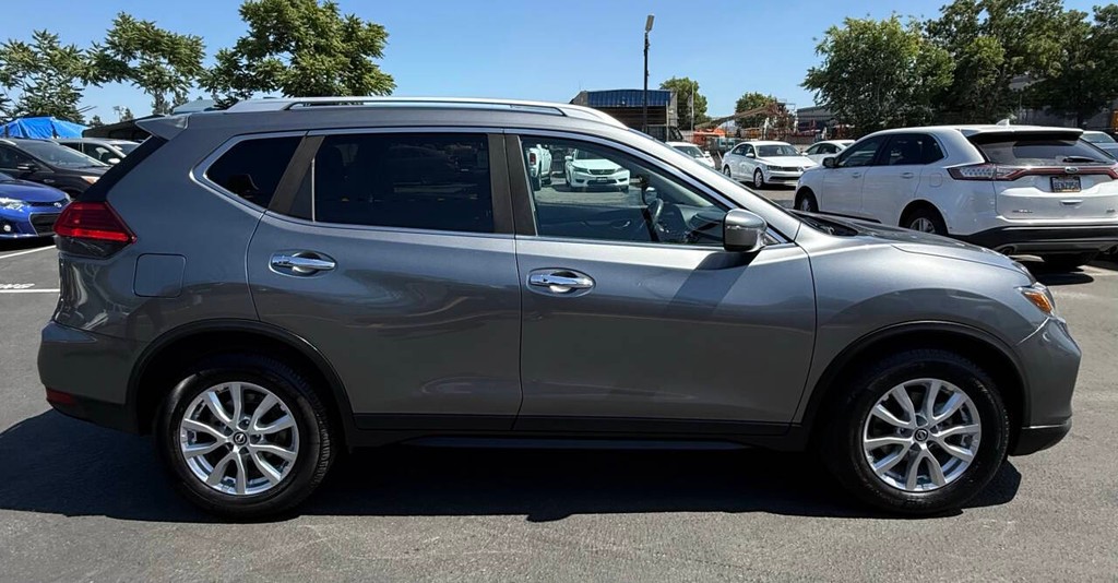 Nissan Rogue Vehicle Full-screen Gallery Image 04