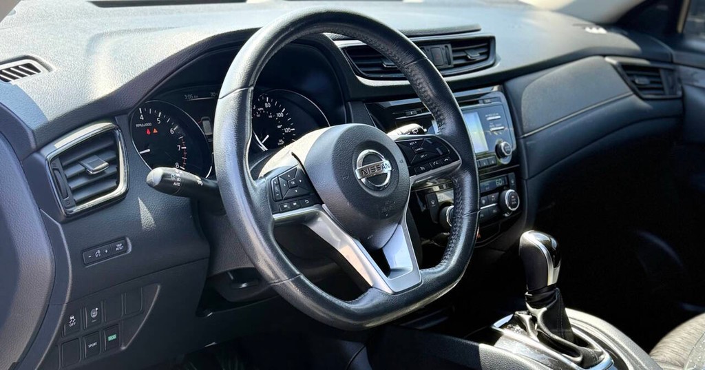 Nissan Rogue Vehicle Full-screen Gallery Image 08