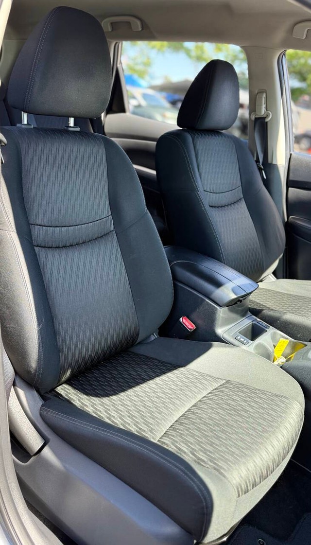 Nissan Rogue Vehicle Full-screen Gallery Image 12