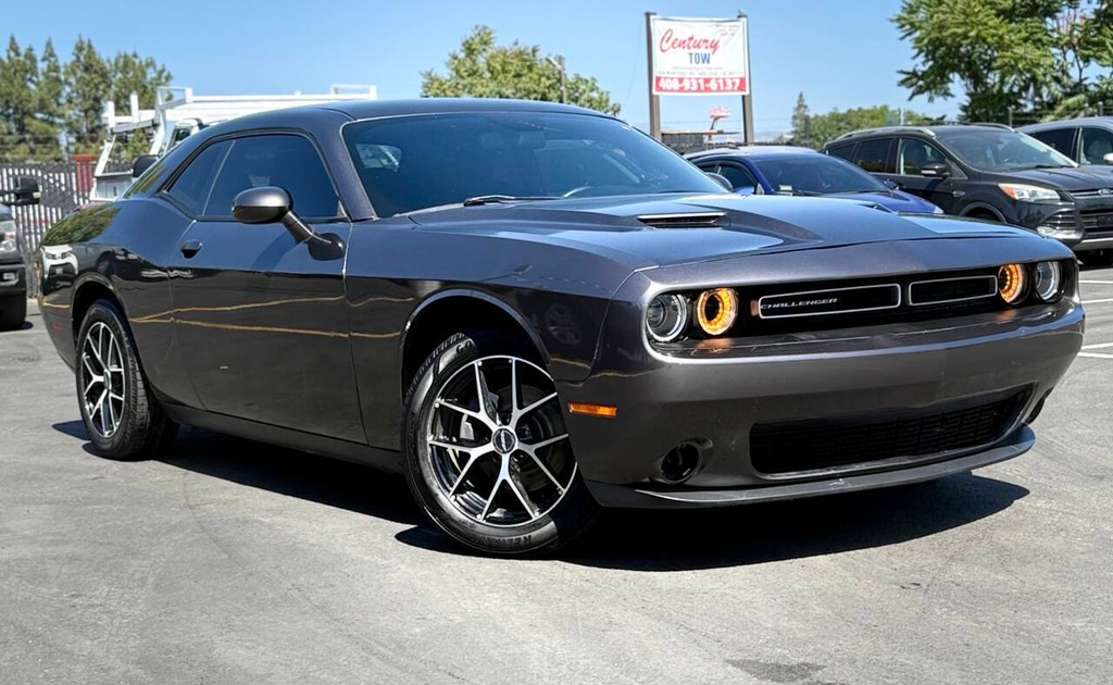 Dodge Challenger Vehicle Full-screen Gallery Image 03