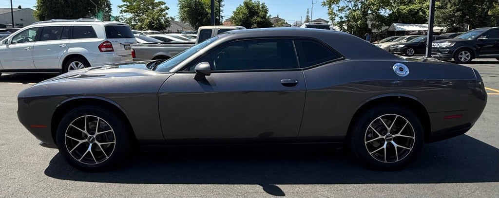 Dodge Challenger Vehicle Full-screen Gallery Image 04