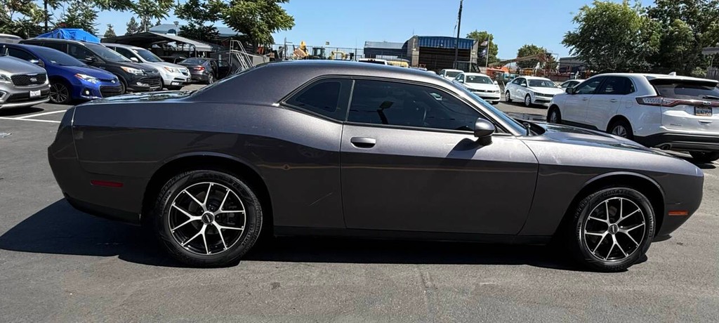 Dodge Challenger Vehicle Full-screen Gallery Image 05