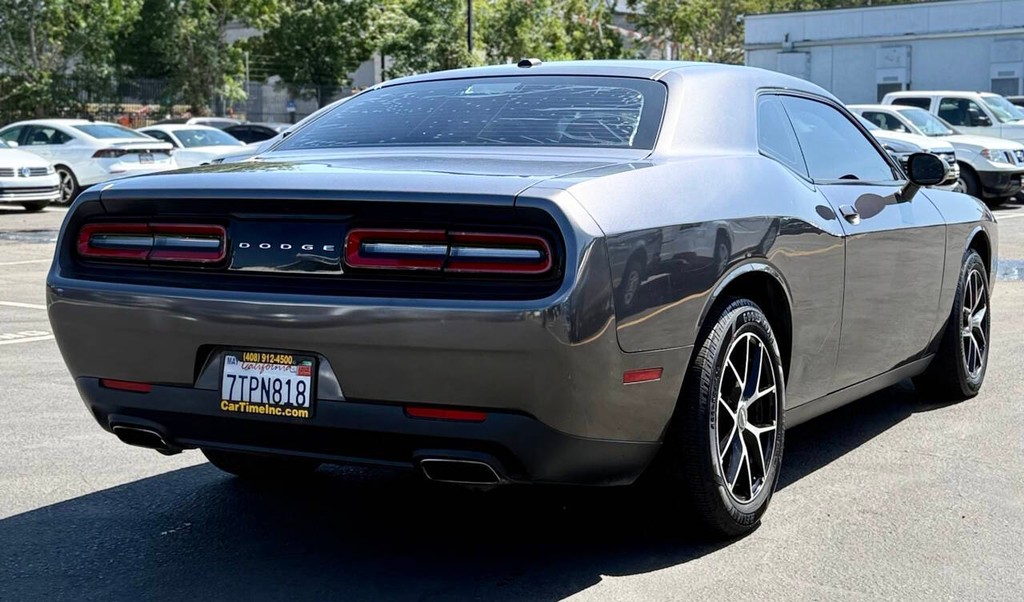 Dodge Challenger Vehicle Full-screen Gallery Image 06