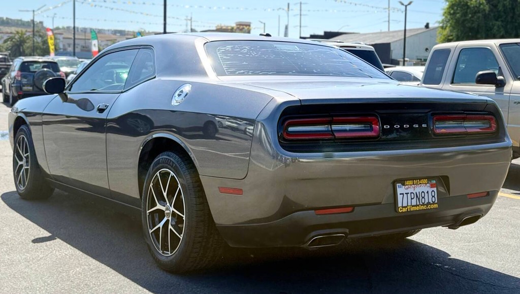 Dodge Challenger Vehicle Full-screen Gallery Image 08