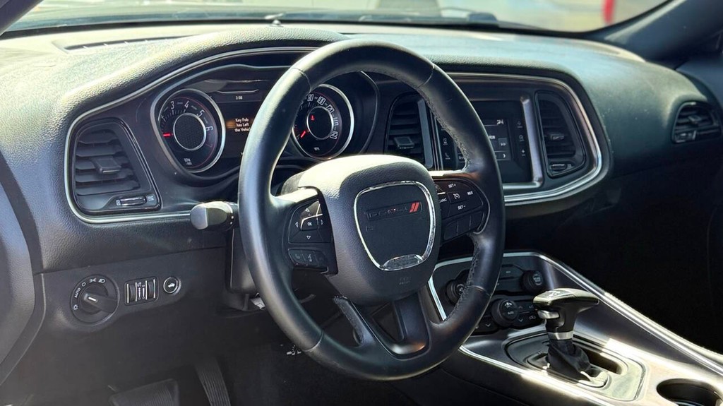 Dodge Challenger Vehicle Full-screen Gallery Image 09