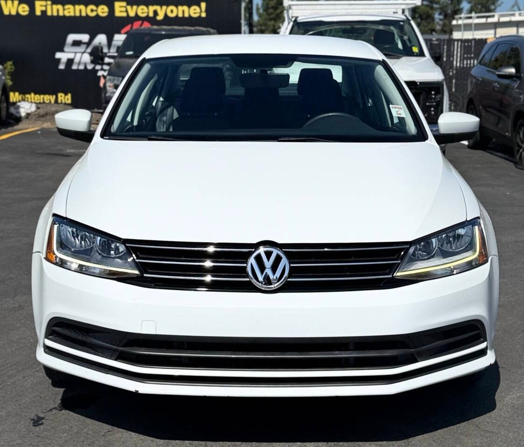 Volkswagen Jetta Vehicle Full-screen Gallery Image 03