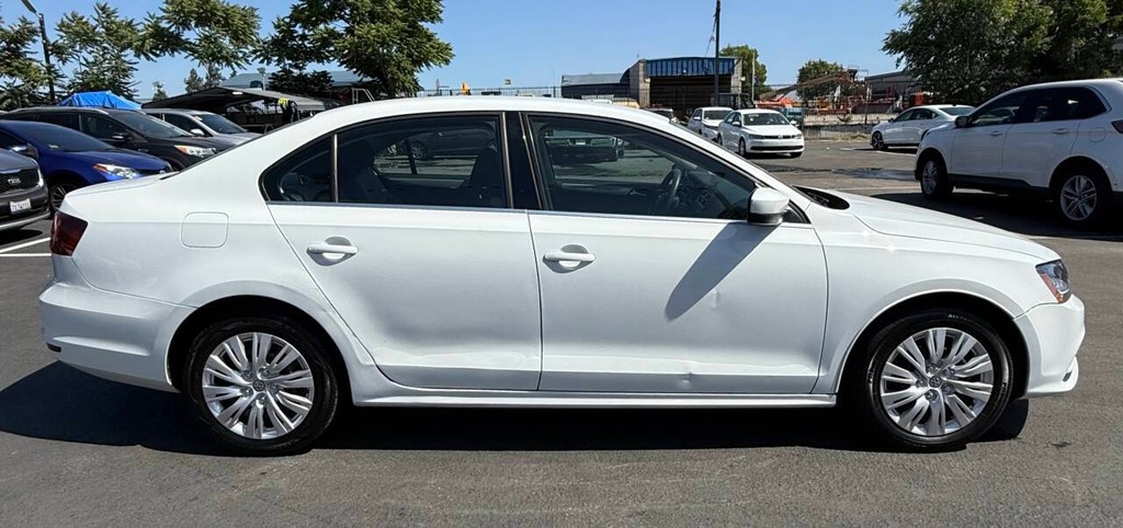 Volkswagen Jetta Vehicle Full-screen Gallery Image 05