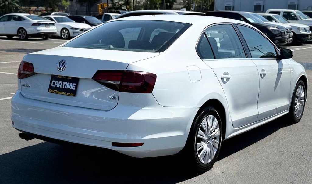 Volkswagen Jetta Vehicle Full-screen Gallery Image 06
