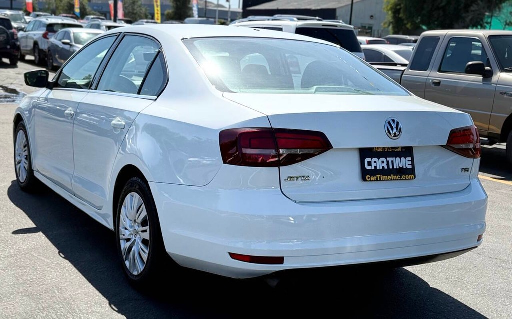 Volkswagen Jetta Vehicle Full-screen Gallery Image 08
