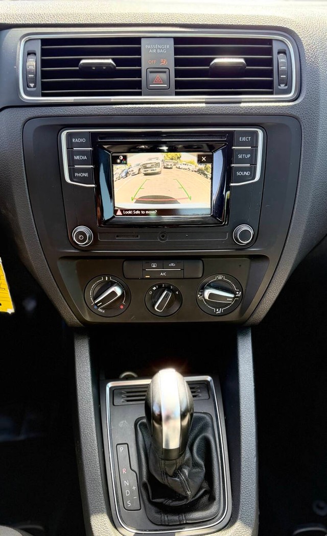 Volkswagen Jetta Vehicle Full-screen Gallery Image 10