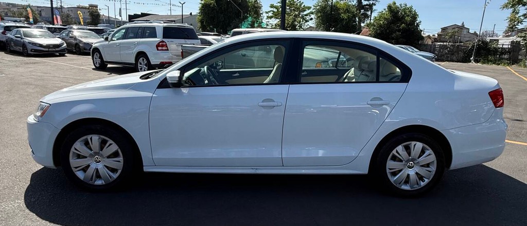 Volkswagen Jetta Sedan Vehicle Full-screen Gallery Image 05