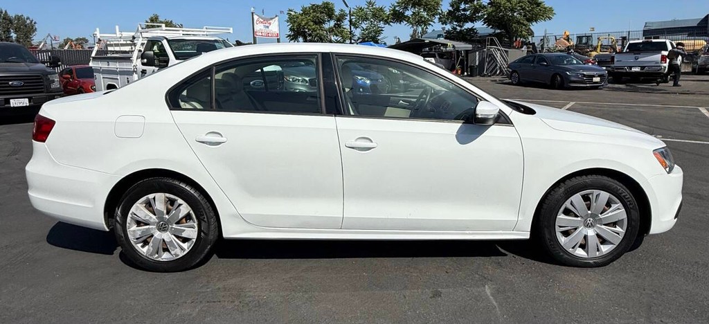 Volkswagen Jetta Sedan Vehicle Full-screen Gallery Image 06