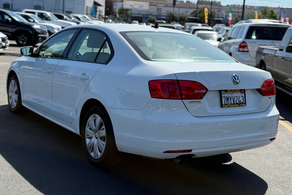 Volkswagen Jetta Sedan Vehicle Full-screen Gallery Image 09