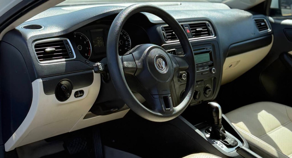 Volkswagen Jetta Sedan Vehicle Full-screen Gallery Image 10
