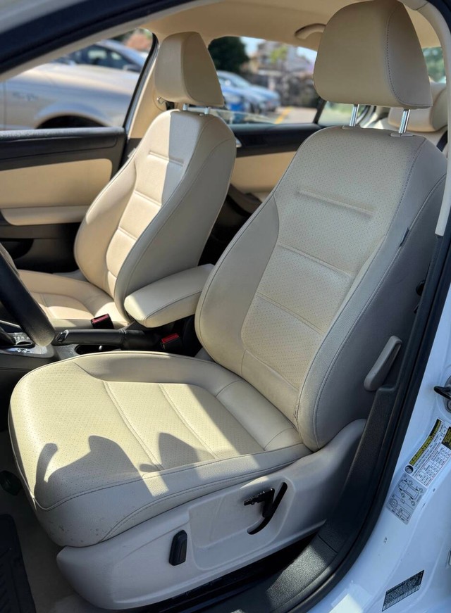 Volkswagen Jetta Sedan Vehicle Full-screen Gallery Image 11