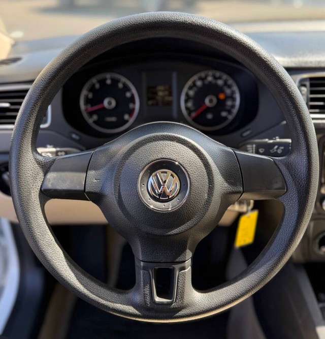 Volkswagen Jetta Sedan Vehicle Full-screen Gallery Image 12