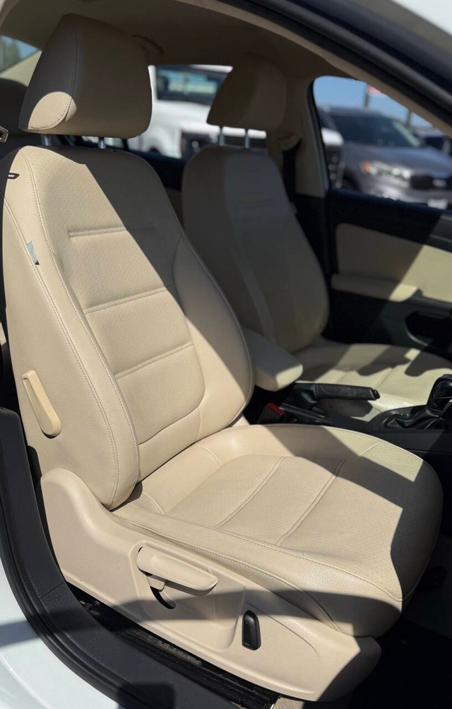 Volkswagen Jetta Sedan Vehicle Full-screen Gallery Image 13