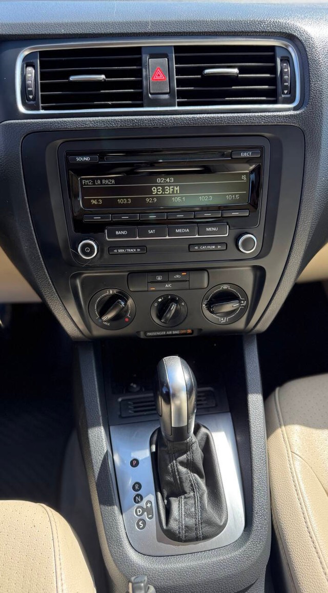 Volkswagen Jetta Sedan Vehicle Full-screen Gallery Image 14