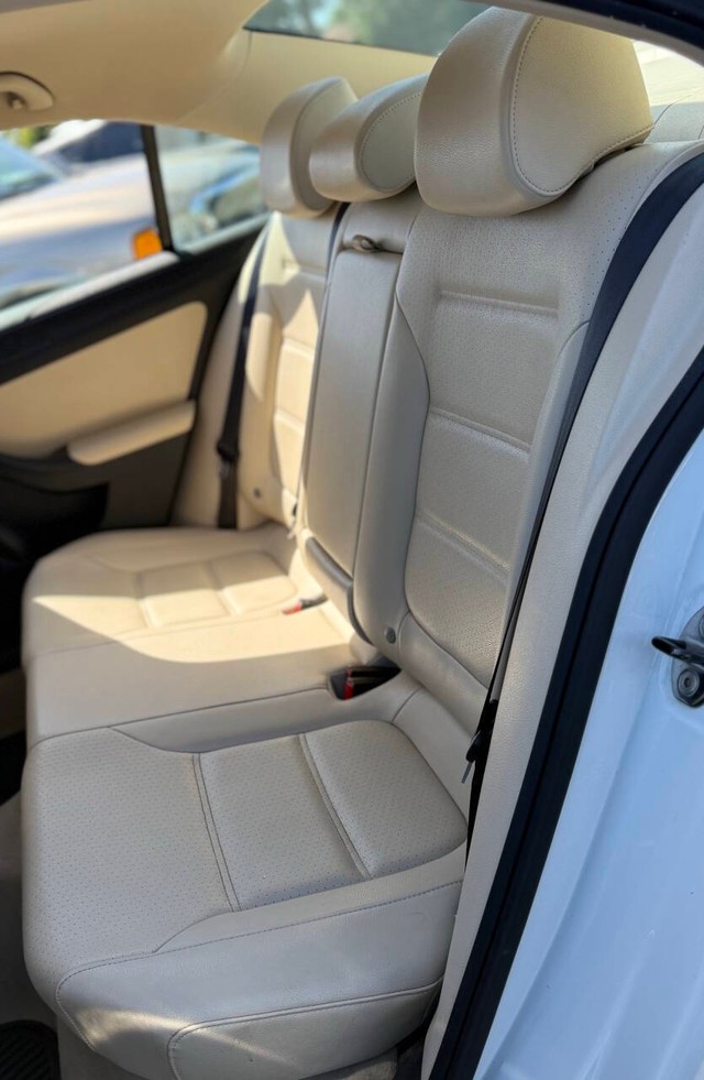 Volkswagen Jetta Sedan Vehicle Full-screen Gallery Image 15