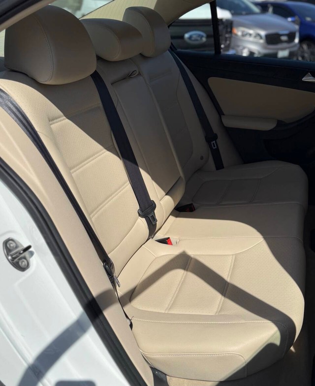 Volkswagen Jetta Sedan Vehicle Full-screen Gallery Image 16