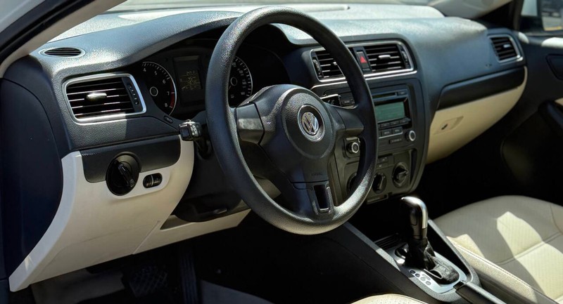 Volkswagen Jetta Sedan Vehicle Full-screen Gallery Image 10