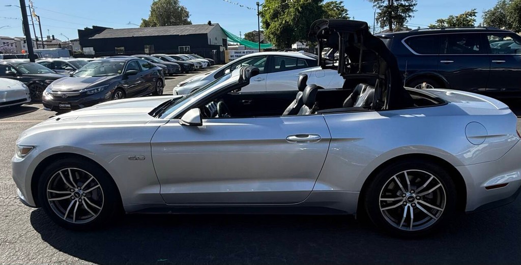 Ford Mustang Vehicle Full-screen Gallery Image 12